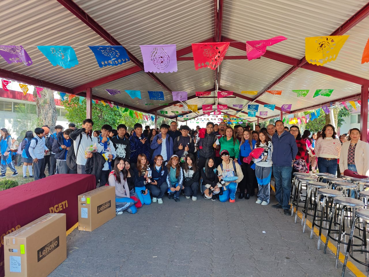 BOLETIN 40:INAUGURACION DEL ARCO TECHO UBICADO ENTRE EL EDIFICIO A Y EL EDIFICIO B, ENTREGA DE RECONOCIMIENTOS, TROFEOS Y REGALOS A LOS ALUMNOS QUE REPRESENTARON AL CETis 37 EN EL VIII ENCUENTRO DEPORTIVO ESTATAL DE LA DGETI 2025, LA ENTREGA DE 50 BANCOS 